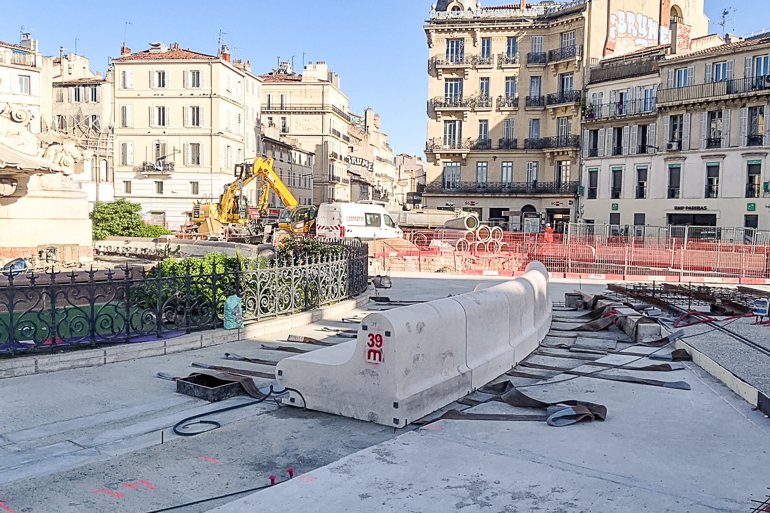 banc castellane, Un banc de 102 mètres de long est en cours d&rsquo;installation place Castellane, Made in Marseille