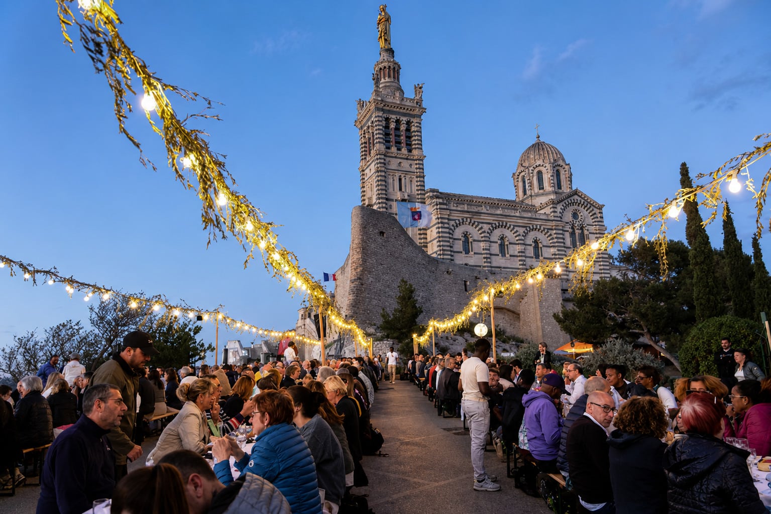 banquet, Un grand banquet solidaire organis&eacute; au pied de Notre-Dame de la Garde fin juin, Made in Marseille