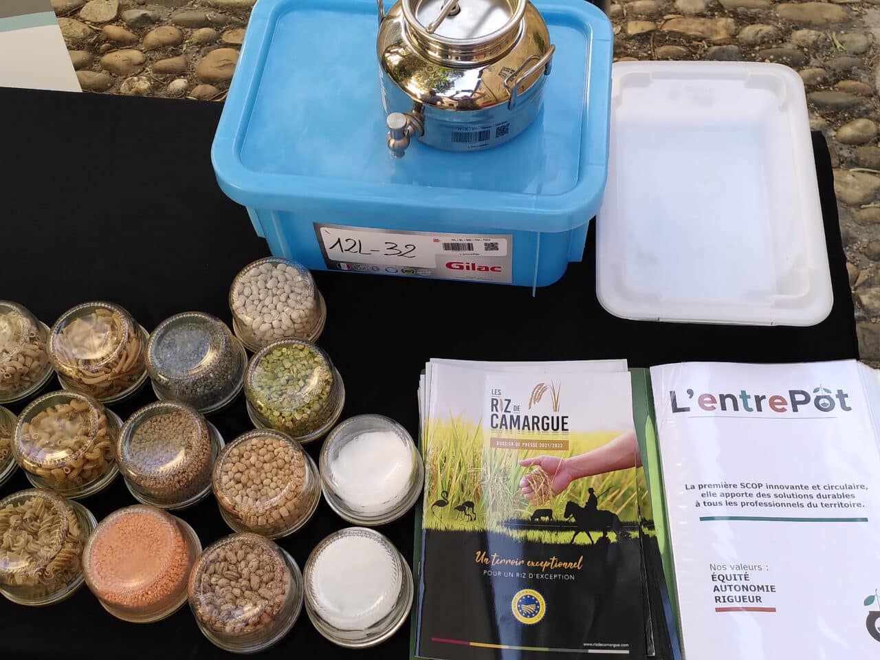 Les commandes sont transportées et livrées dans des caisses en plastique recyclable.