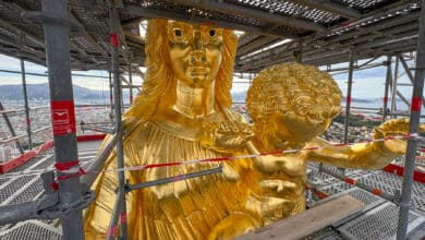 bonne mère redorée statue