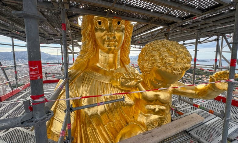 bonne mère redorée statue