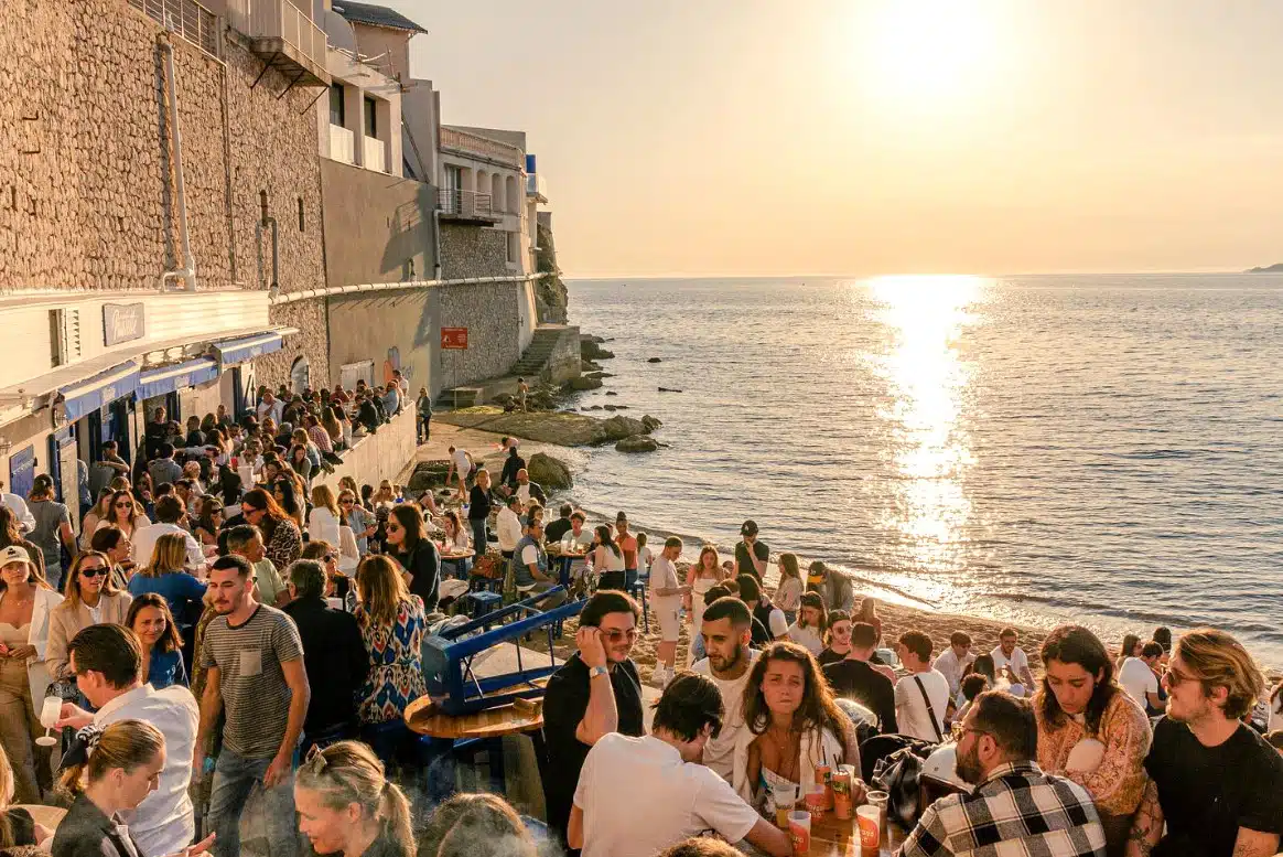 petit pavillon, Vidéo | Le Petit Pavillon retrouve sa terrasse les pieds dans l’eau sur la Corniche, Made in Marseille