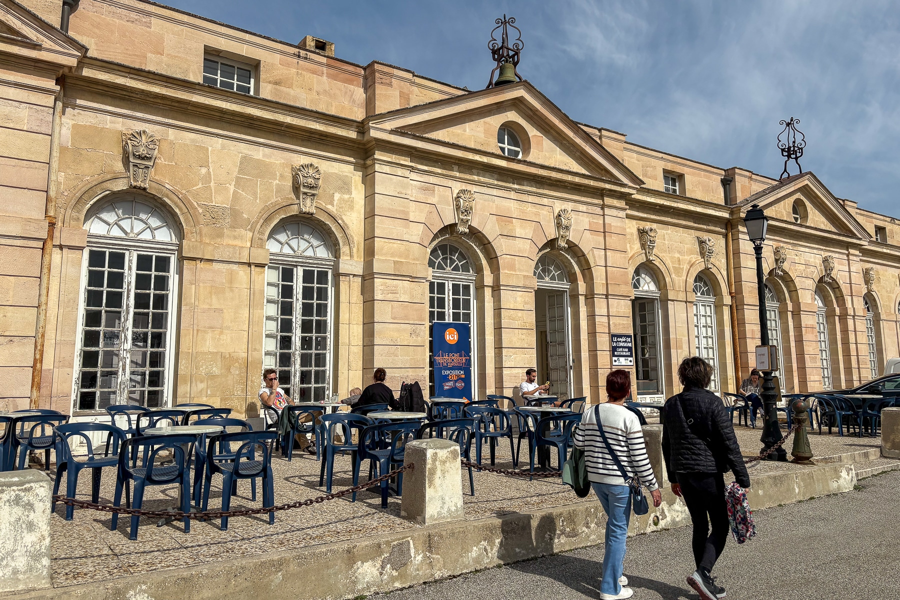 Le caf&eacute; de la consigne, Vid&eacute;o | Un nouveau caf&eacute; ouvre dans l&rsquo;ancienne consigne sanitaire du Vieux-Port, Made in Marseille
