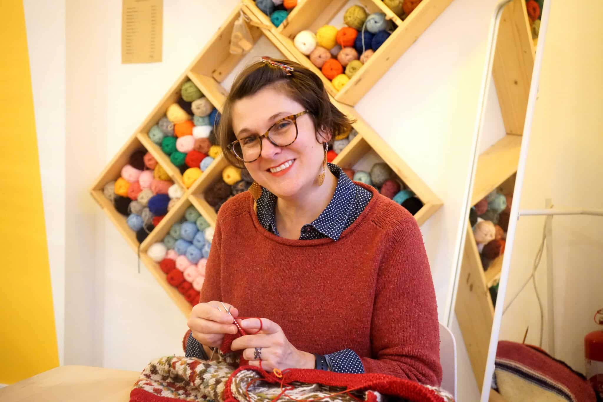 tricot, Aux abords du cours Julien, un café aiguille les amateurs de tricot et de crochet, Made in Marseille