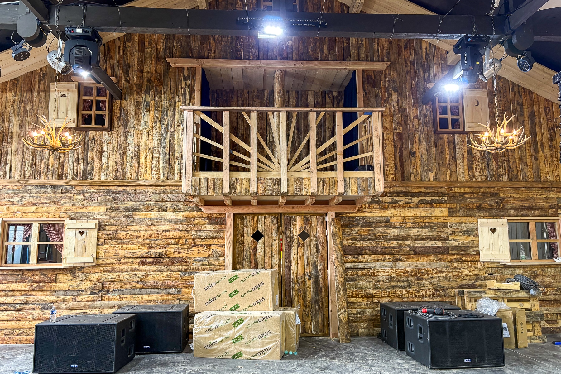 chalet, Vidéo | Après la Cabane des Amis, place au Chalet des Amis cet hiver à la Pointe-Rouge, Made in Marseille