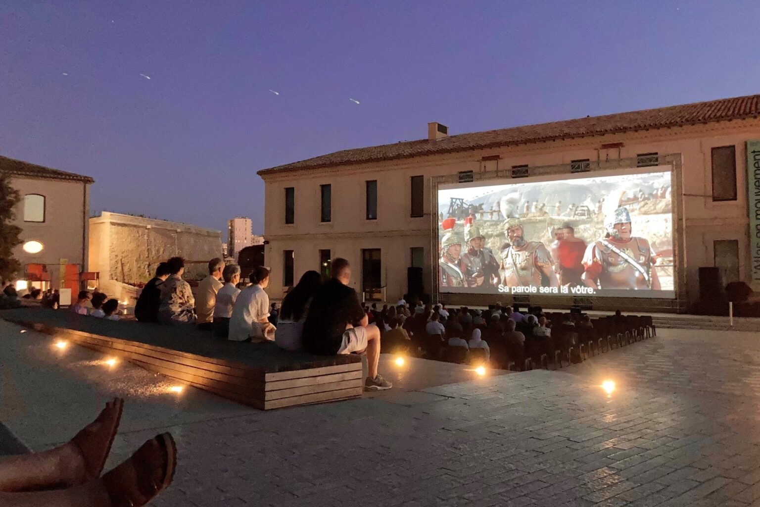 Illustration d'une séance de cinéma en plein air à Marseille, symbole de la formation CDL près de chez vous
