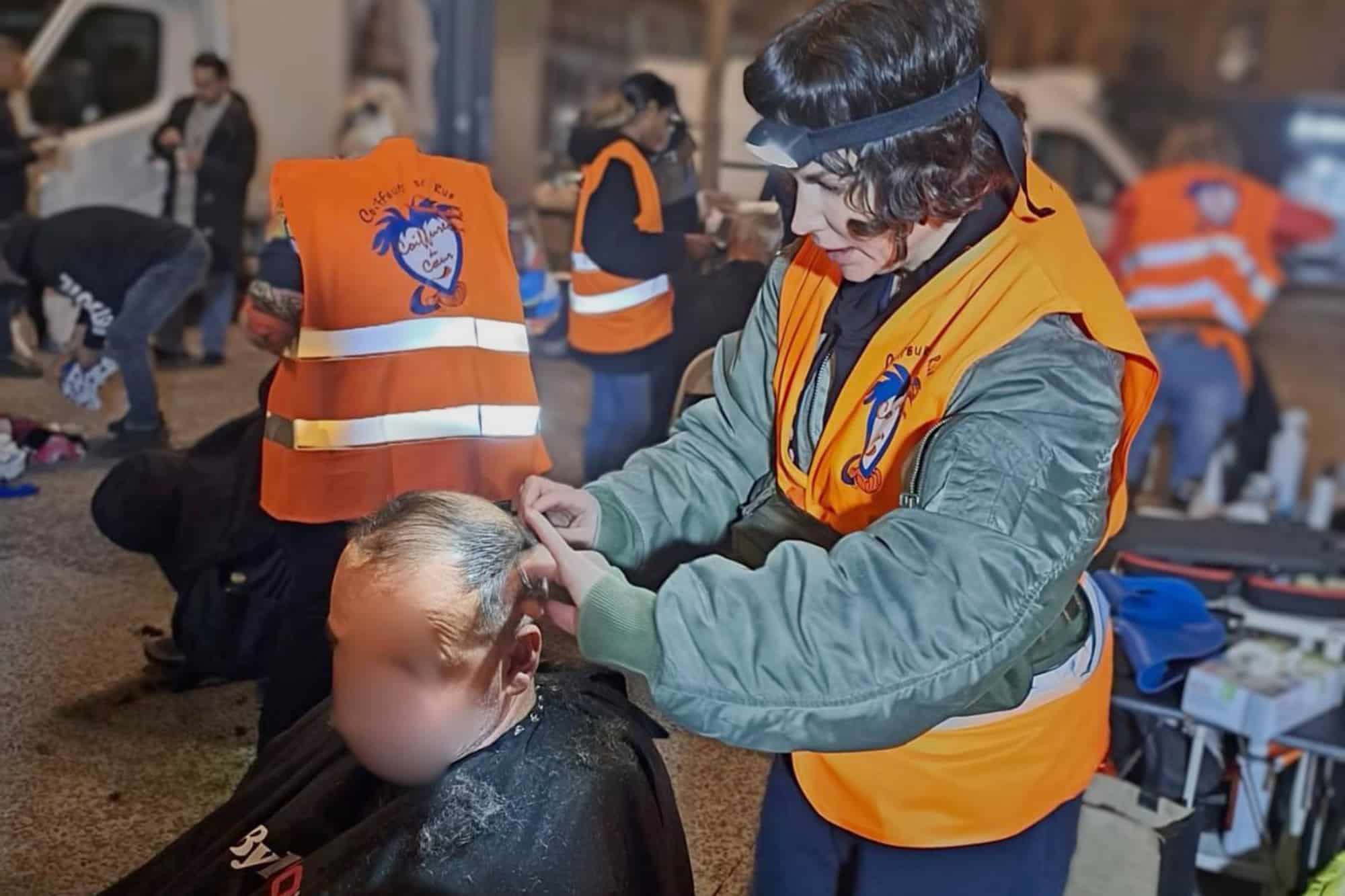 coiffure, Dans ce salon de rue, des coiffeurs b&eacute;n&eacute;voles offrent des coupes aux plus d&eacute;munis, Made in Marseille