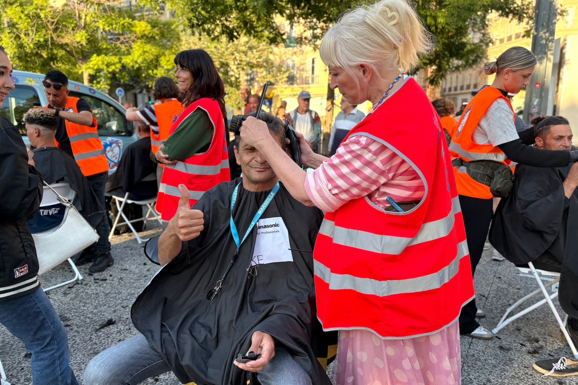 coiffure, Vid&eacute;o | Dans ce salon de rue, des coiffeurs b&eacute;n&eacute;voles offrent des coupes aux plus d&eacute;munis, Made in Marseille