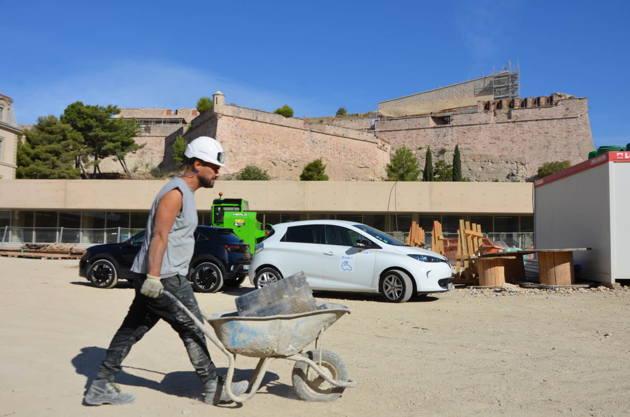 coll&egrave;ge, Sous le fort Saint-Nicolas, le chantier du futur coll&egrave;ge Gaston-Defferre touche &agrave; sa fin, Made in Marseille