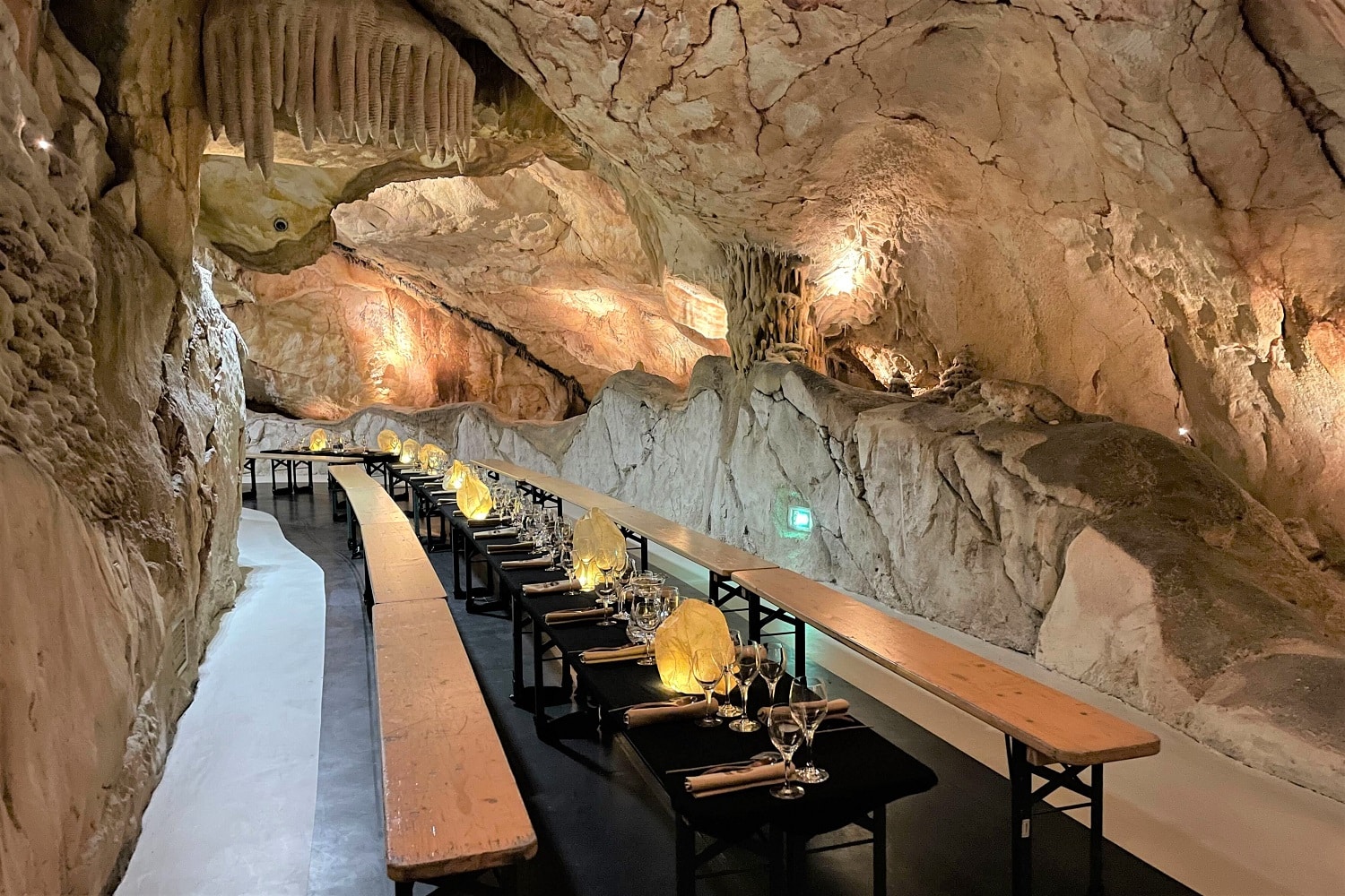 diners préhistoriques, Vidéo | Des dîners préhistoriques insolites au cœur de la réplique de la grotte Cosquer, Made in Marseille