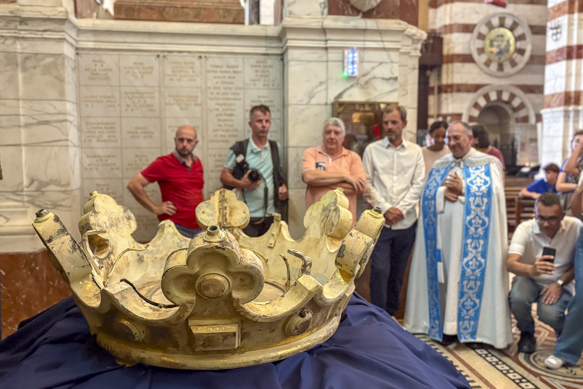 couronne, Vidéo | La couronne de la Bonne Mère retirée et exposée pour la première fois au public, Made in Marseille
