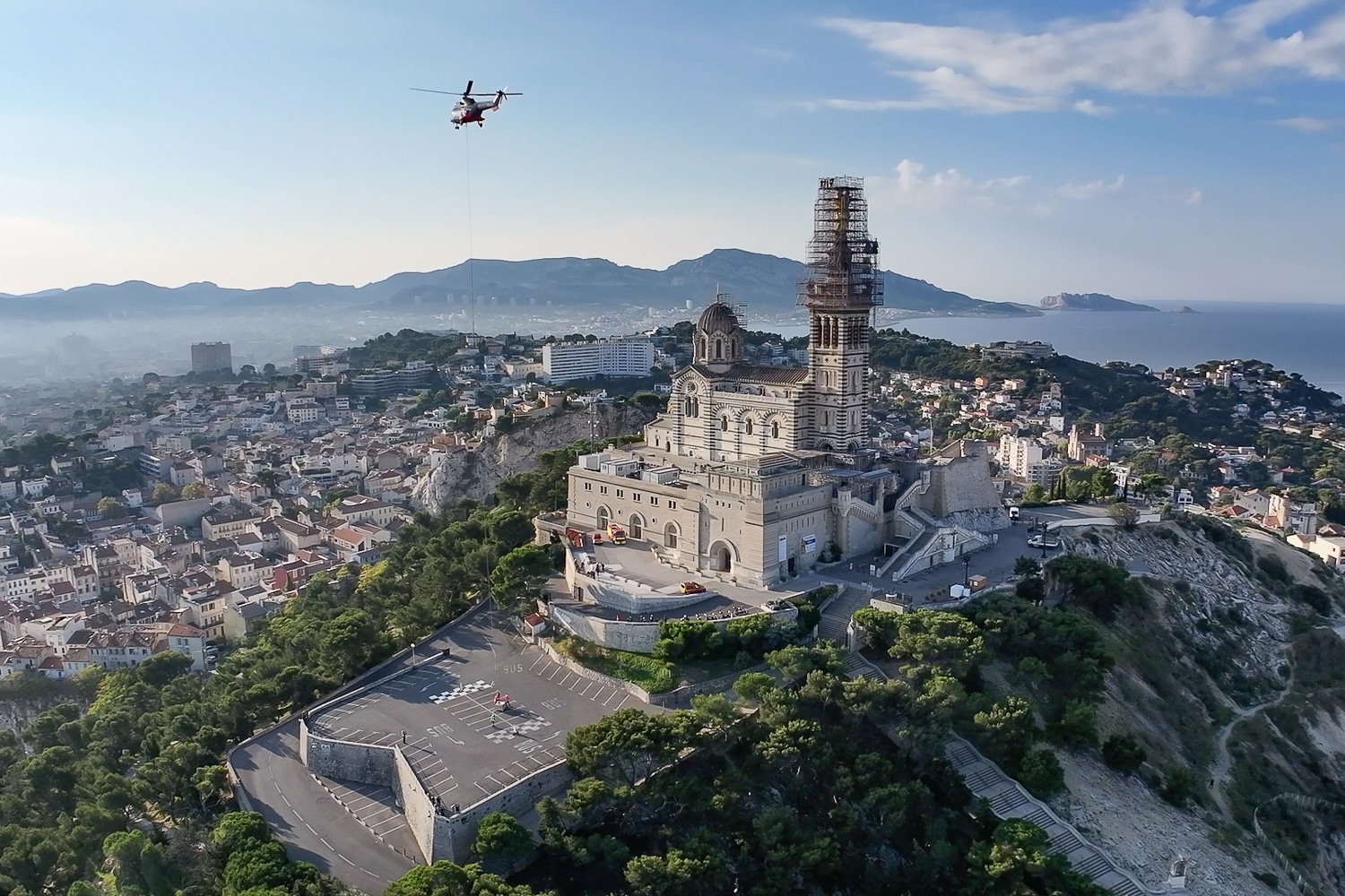 Bonne Mère, Vidéo | Un hélicoptère a remis la couronne redorée sur la tête de la Bonne Mère, Made in Marseille