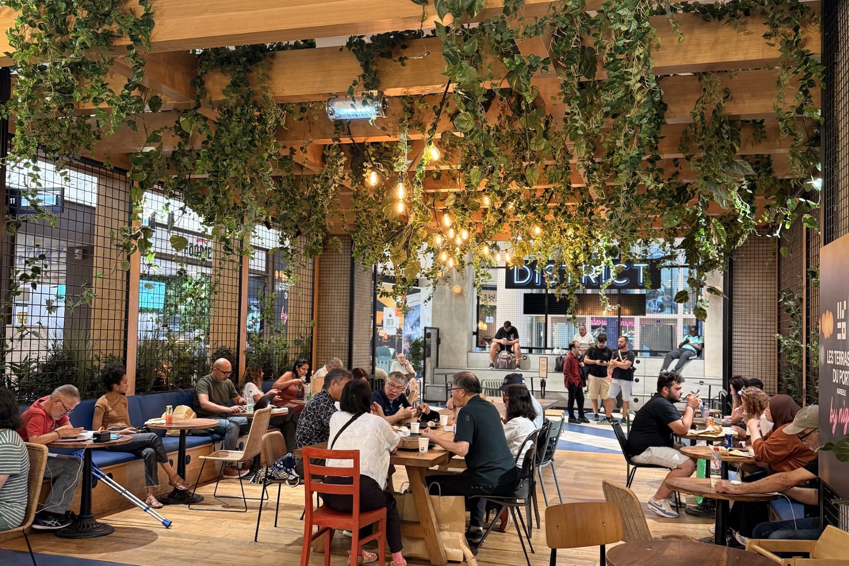 Le food court des Terrasses du Port propose de dîner dans une ambiance musicale