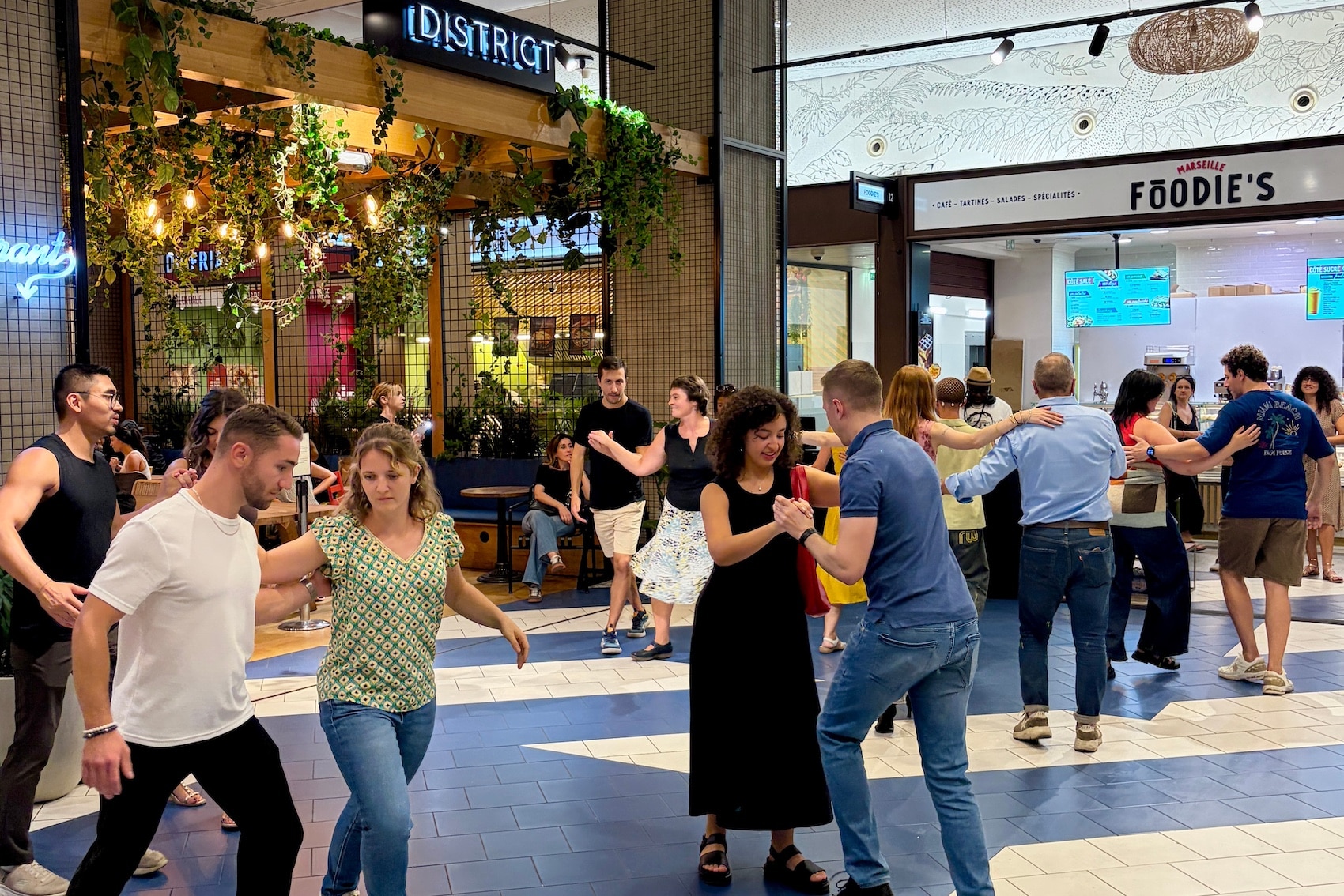 district, Le food court des Terrasses du Port propose de d&icirc;ner dans une ambiance musicale, Made in Marseille