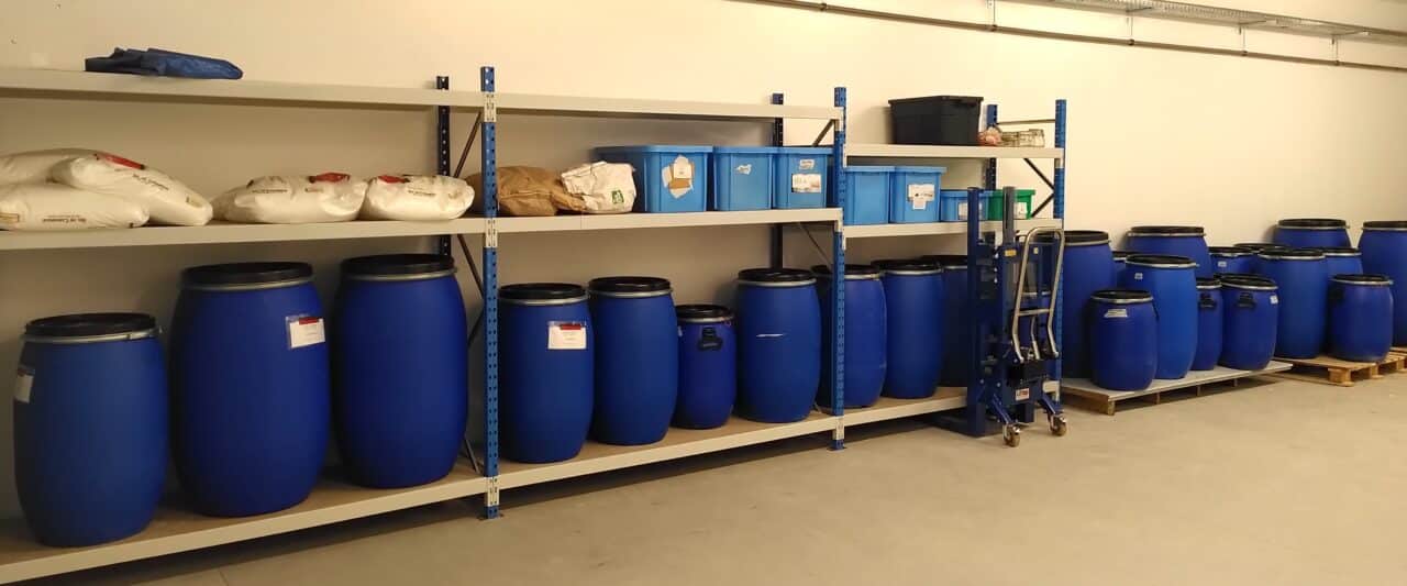 Ces fûts bleus de 220, 120 ou 60 litres permettent de collecter les matières premières (pâtes, riz, lentilles, pois cassés...)