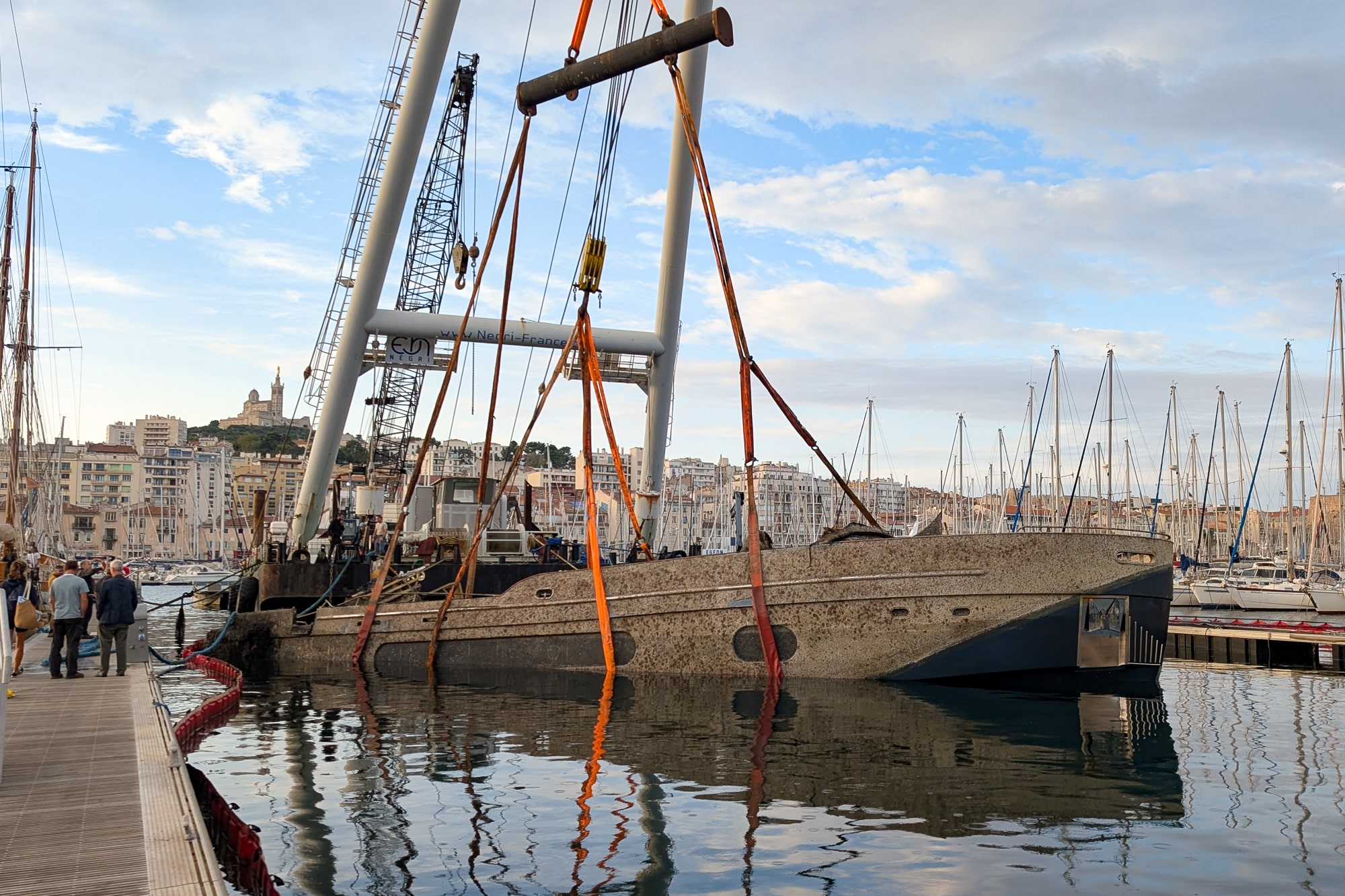 incendie, En images | Une &eacute;pave sortie du Vieux-Port apr&egrave;s l&rsquo;incendie de juillet, Made in Marseille