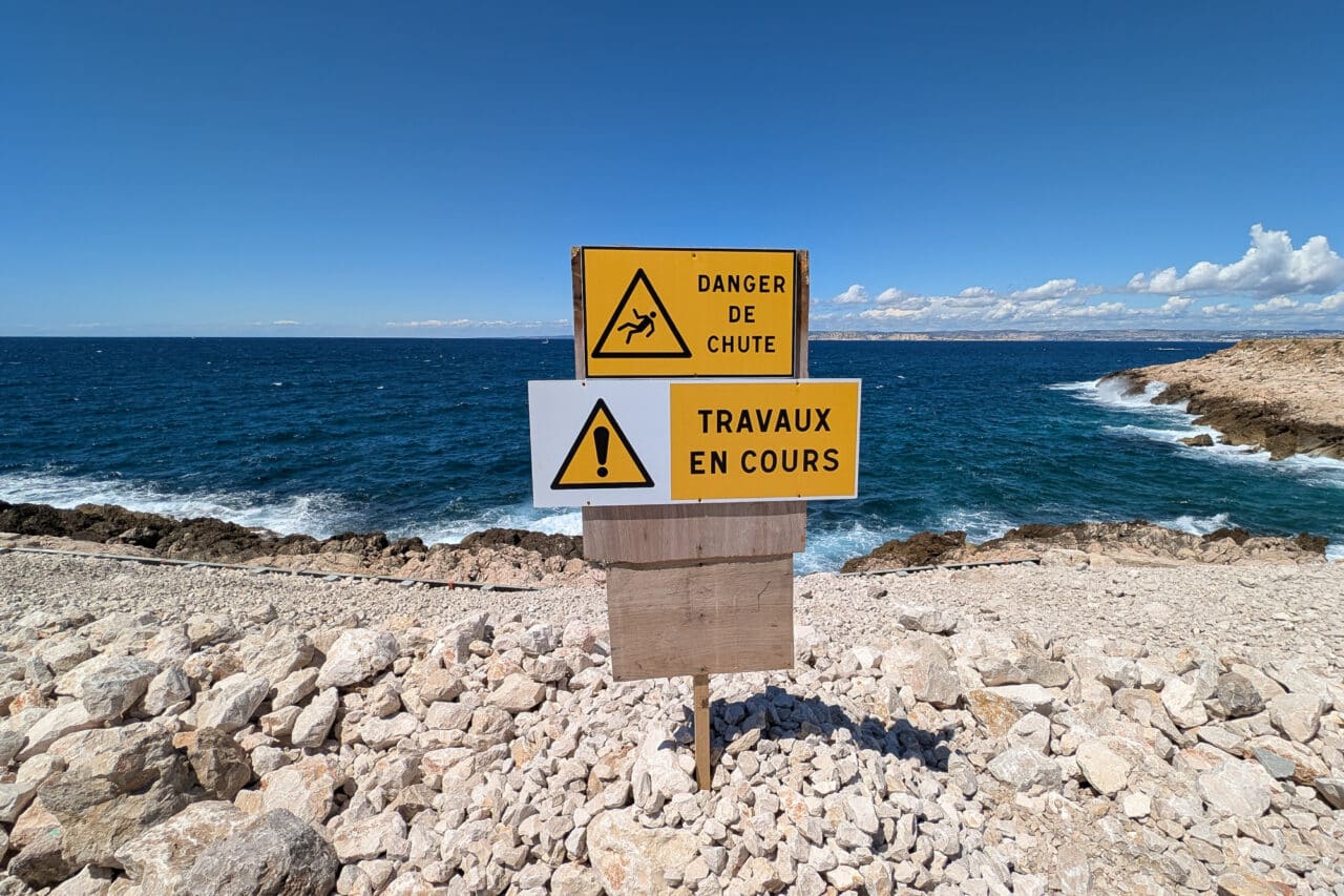 Après des décennies de contamination industrielle, la dépollution des Calanques se poursuit