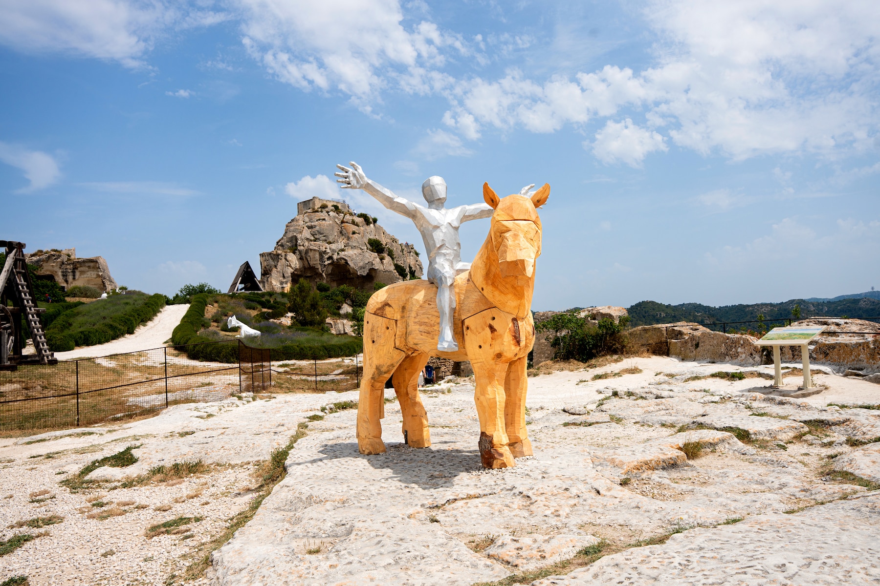 château, Une exposition étonnante à découvrir cet été au château des Baux-de-Provence, Made in Marseille