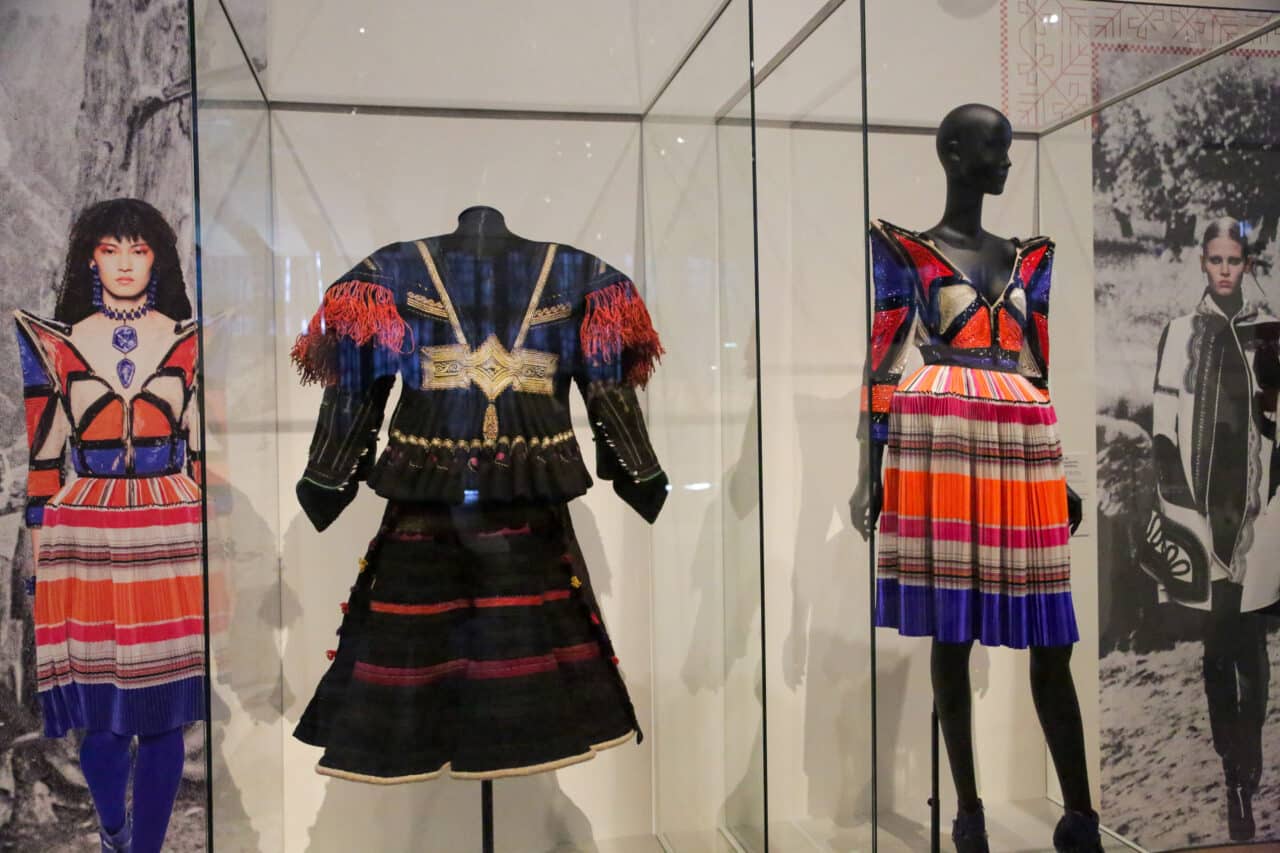 fashion folklore, « Fashion Folklore » au Mucem : quand la haute couture s&rsquo;inspire des vêtements traditionnels, Made in Marseille
