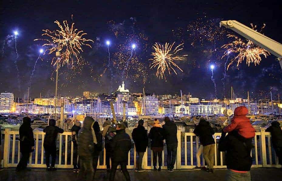 feu d'artifice, Spectacle de drones, laser et feu d&rsquo;artifice sur le Vieux-Port fin décembre, Made in Marseille