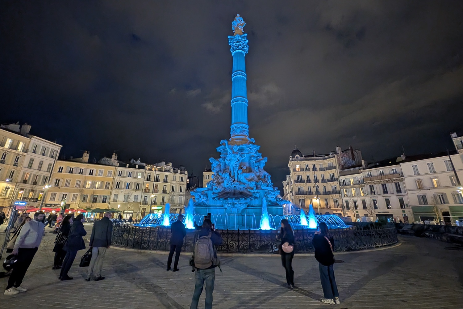 fontaine, Vidéo | La fontaine Cantini prend des couleurs sur la place Castellane, Made in Marseille