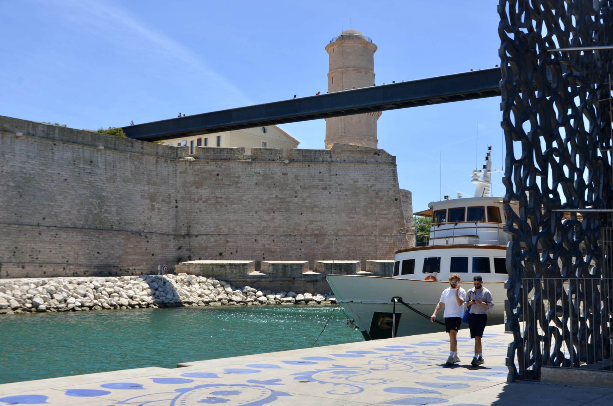 fresque, Une fresque &eacute;ph&eacute;m&egrave;re s&rsquo;invite sur le sol du J4 entre le Mucem et Cosquer, Made in Marseille