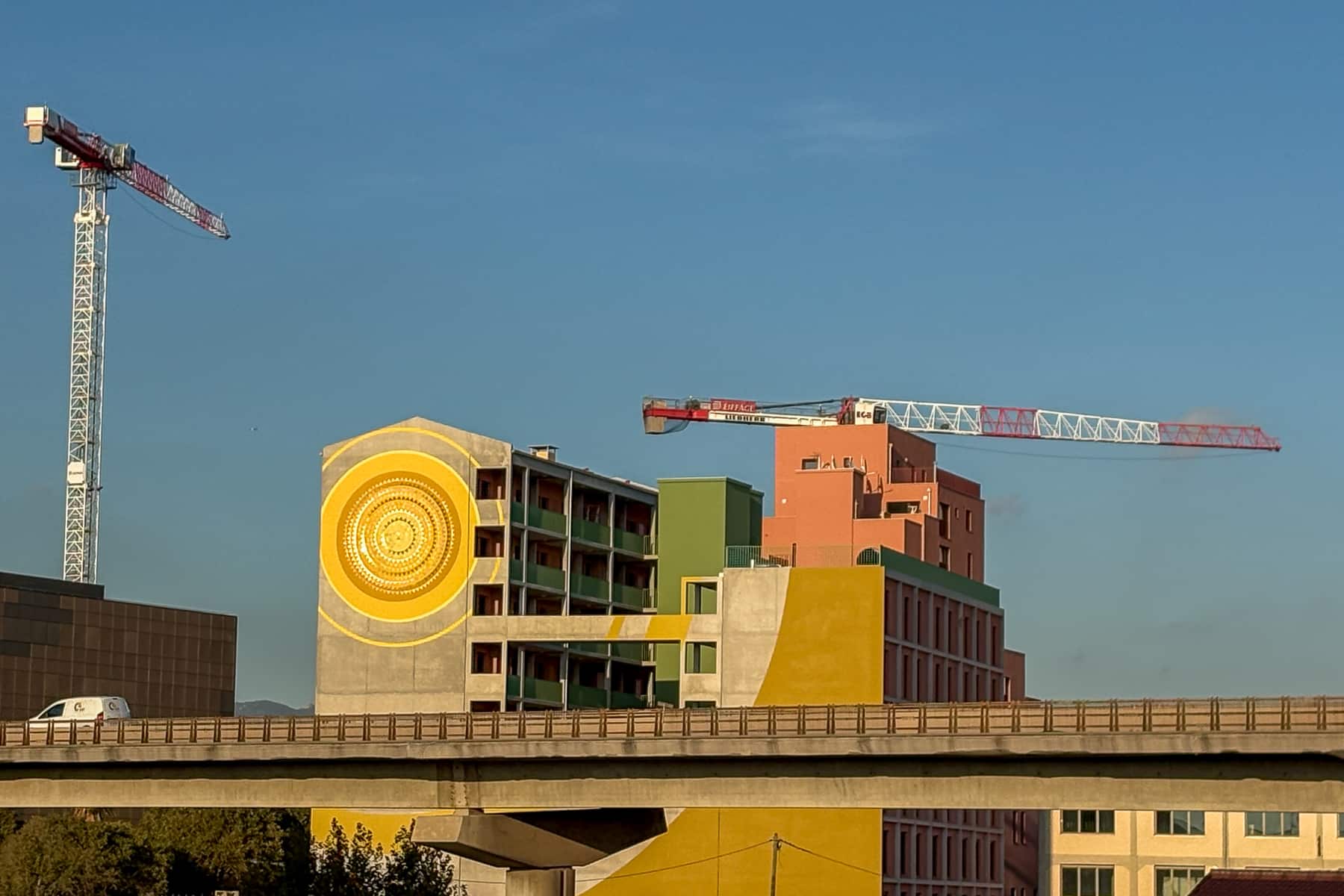 fresque, Vid&eacute;o | Une fresque solaire monumentale sign&eacute;e Faith47 prend place &agrave; l&rsquo;entr&eacute;e de Marseille, Made in Marseille