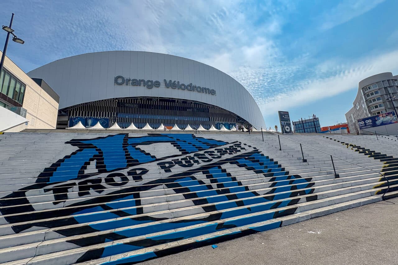 vélodrome, Vidéo | Une nouvelle fresque aux couleurs de l&rsquo;OM apparaît sur les marches du Vélodrome, Made in Marseille