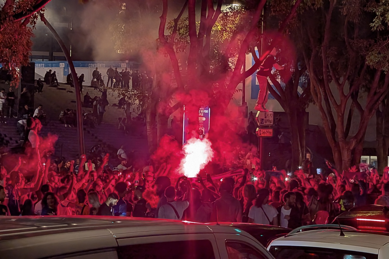 OM PSG, En images | L&rsquo;ambiance survoltée autour du Vélodrome avant et après OM-PSG, Made in Marseille