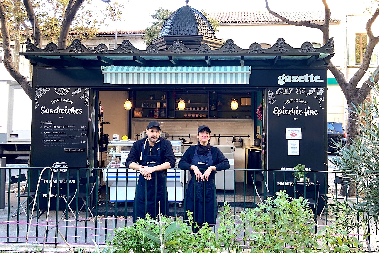 kiosque, Gazette, un ancien kiosque à journaux transformé en épicerie et sandwicherie italienne, Made in Marseille