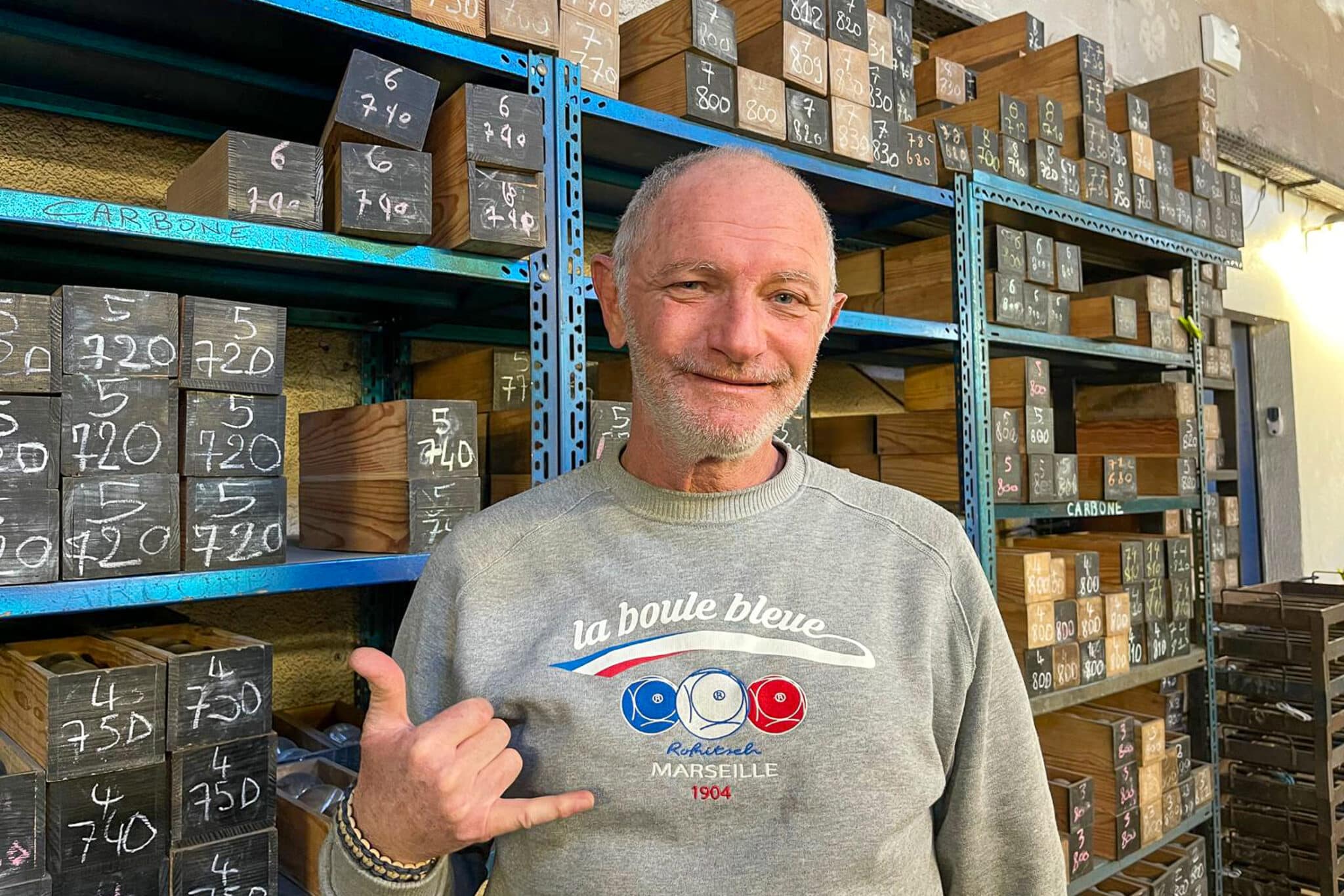 boule bleue, Vidéo | Dans les coulisses de la plus vieille fabrique de boules de pétanque au monde, Made in Marseille