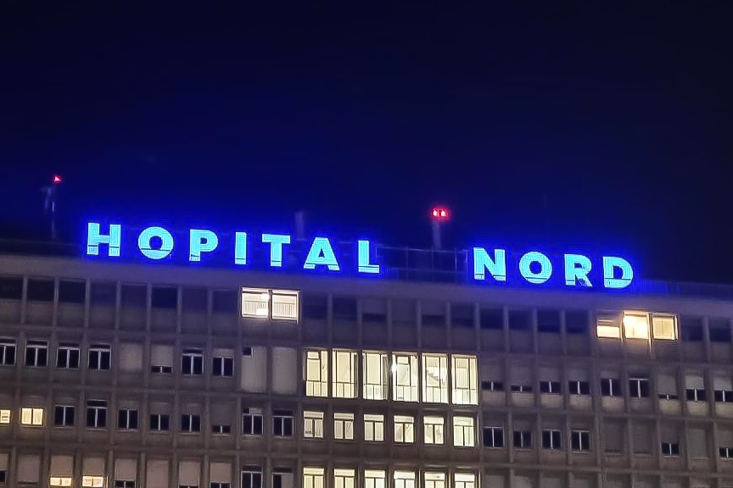 hôpital nord, L&rsquo;hôpital Nord brille à nouveau la nuit avec son enseigne lumineuse, Made in Marseille
