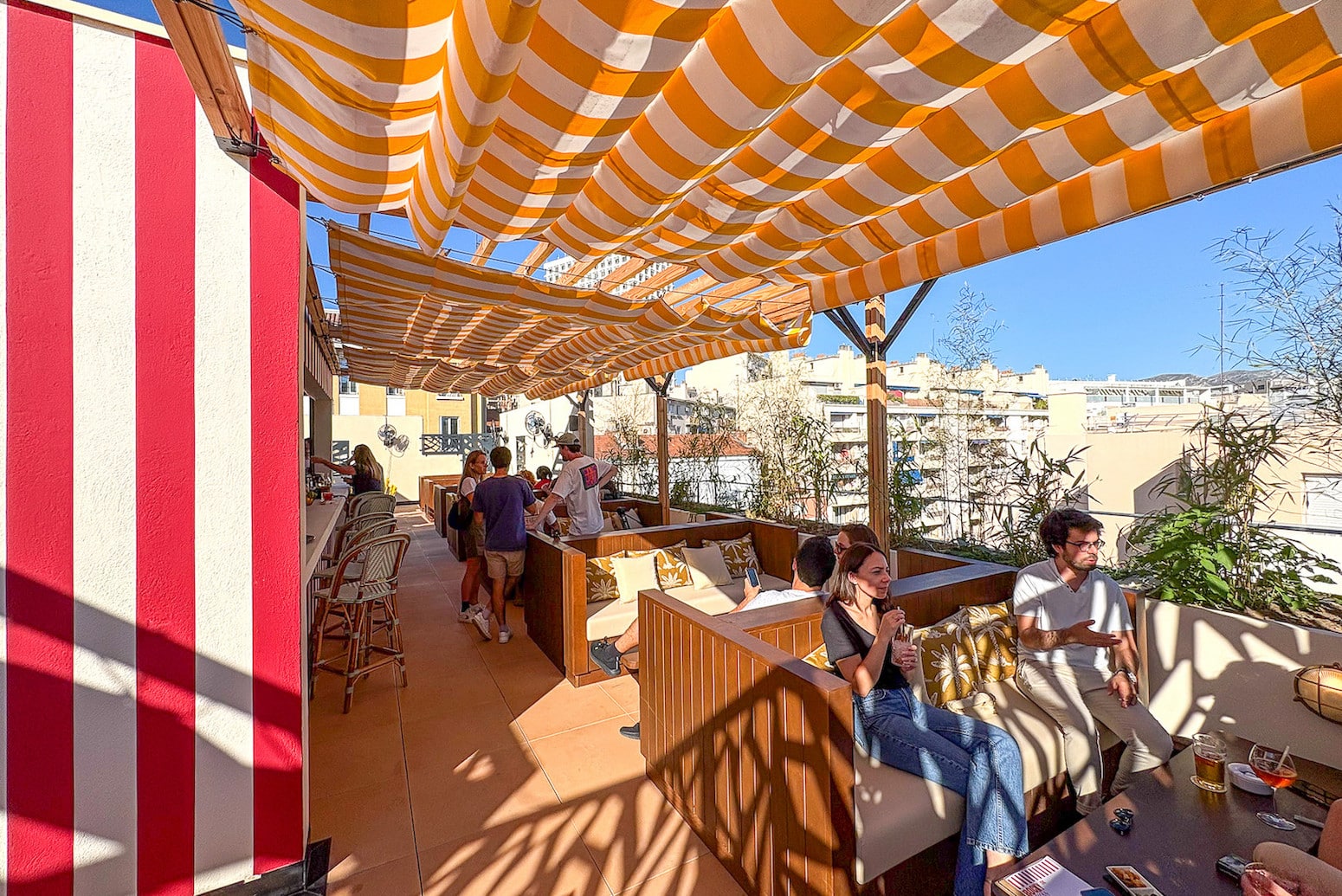 rockypop, Vidéo | Doté d&rsquo;un bar en rooftop, l&rsquo;hôtel RockyPop a ouvert ses portes à Castellane, Made in Marseille