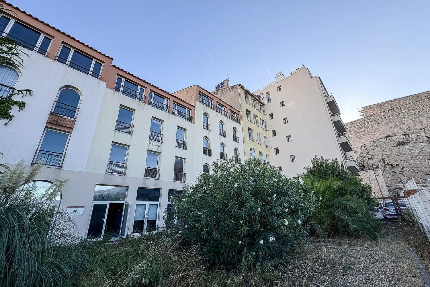 rivage, Vidéo | Au-dessus du Vieux-Port, des bureaux vacants deviennent un lieu de vie partagé, Made in Marseille