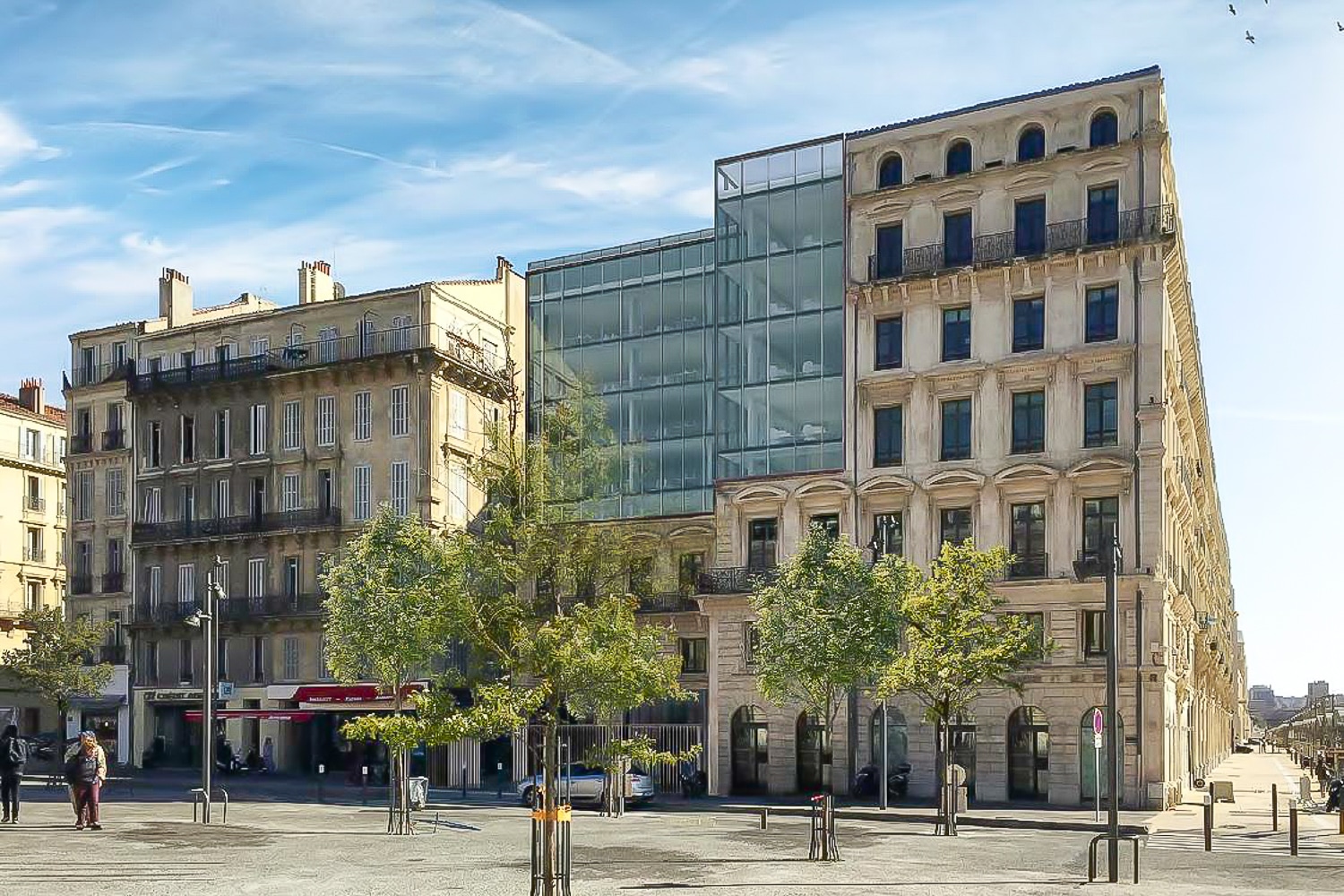 joliette, Un projet de bureaux avec façade en verre et toit-terrasse sur la place de la Joliette, Made in Marseille