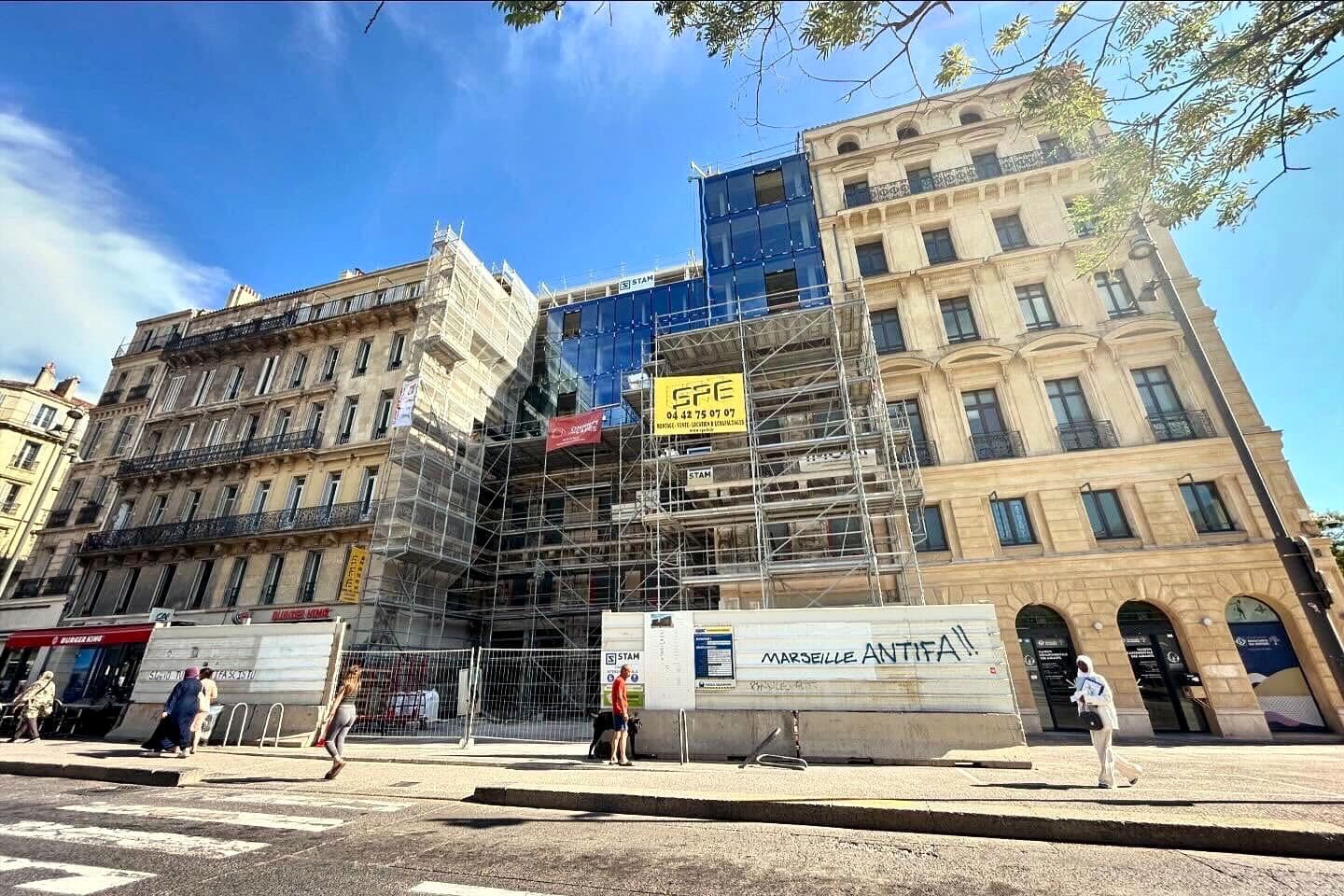 joliette, Avec sa façade en verre, le projet d&rsquo;immeuble de bureaux prend forme à la Joliette, Made in Marseille