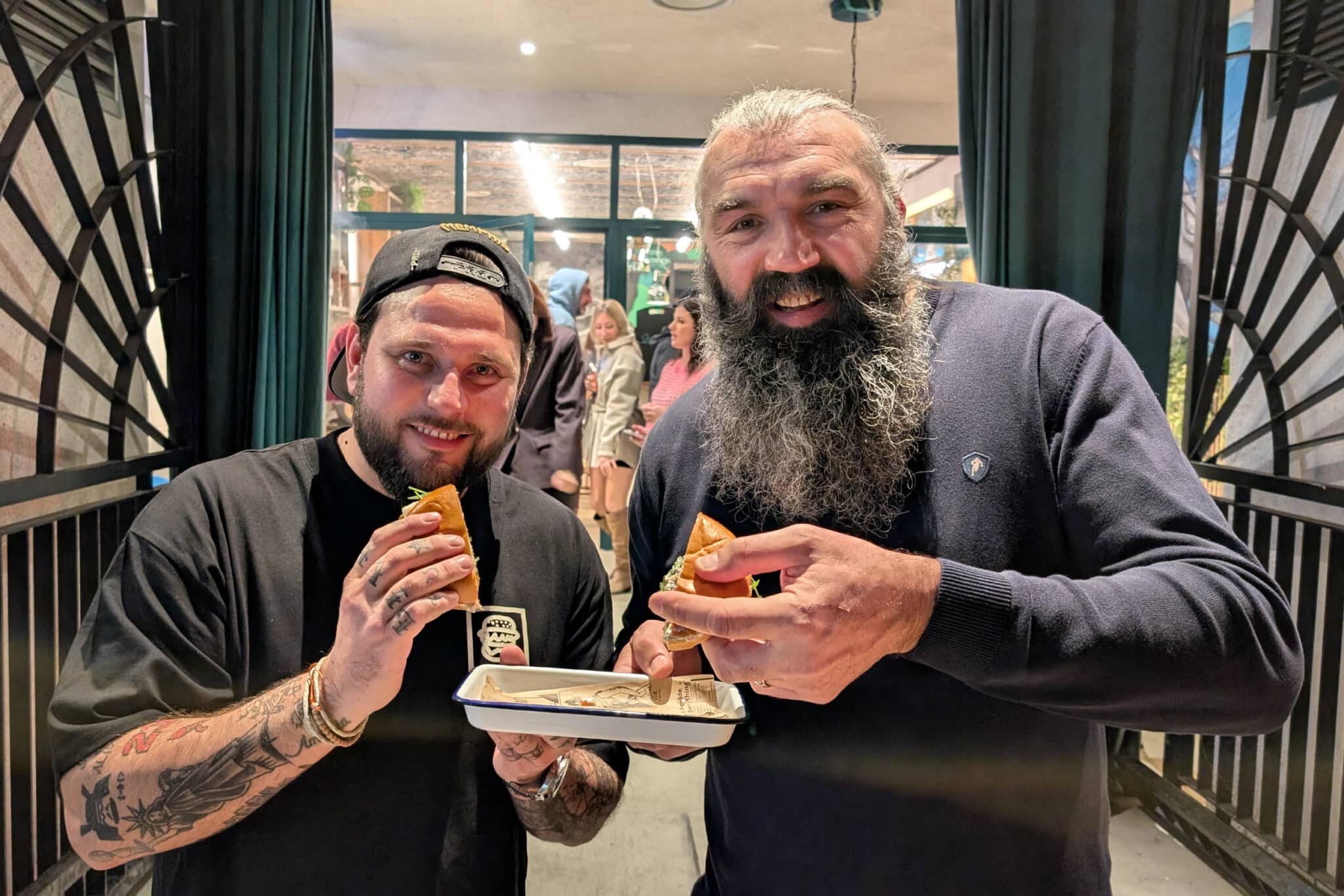 Jo's Burger, Vid&eacute;o | Jo&rsquo;s Burger : S&eacute;bastien Chabal ouvre un resto avec le champion du monde de burger &agrave; Marseille, Made in Marseille