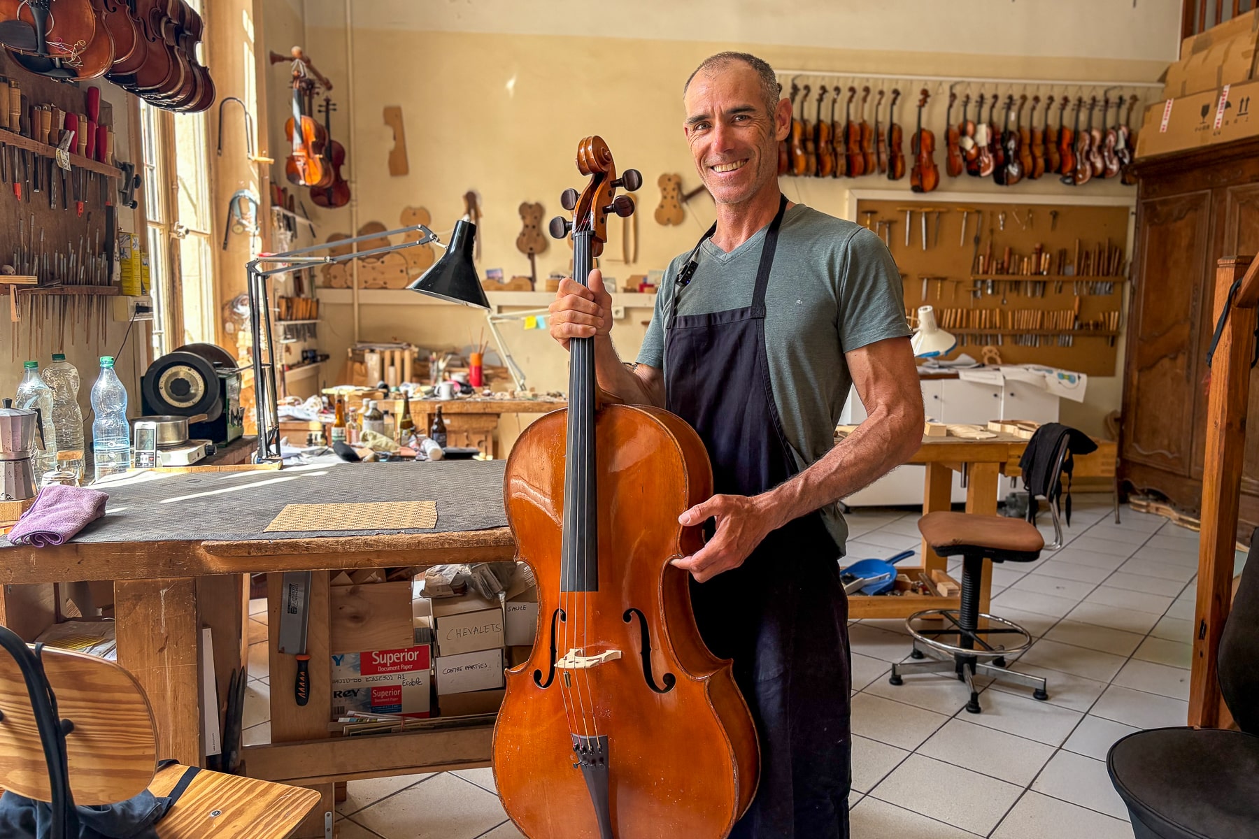 lutherie, Vid&eacute;o | Dans les coulisses du plus ancien atelier de lutherie de Marseille, Made in Marseille