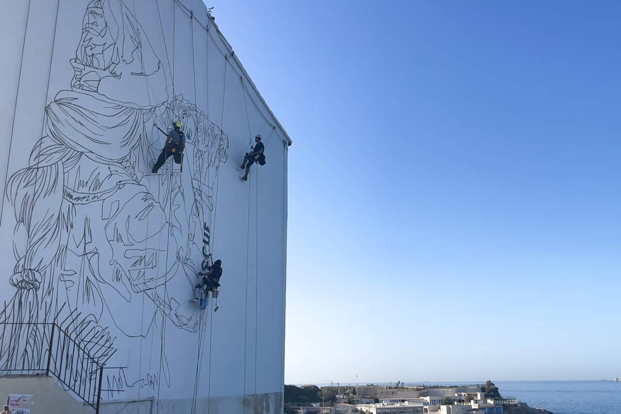 mahn kloix, Vidéo | Une nouvelle fresque engagée de Mahn Kloix sur la Corniche, Made in Marseille