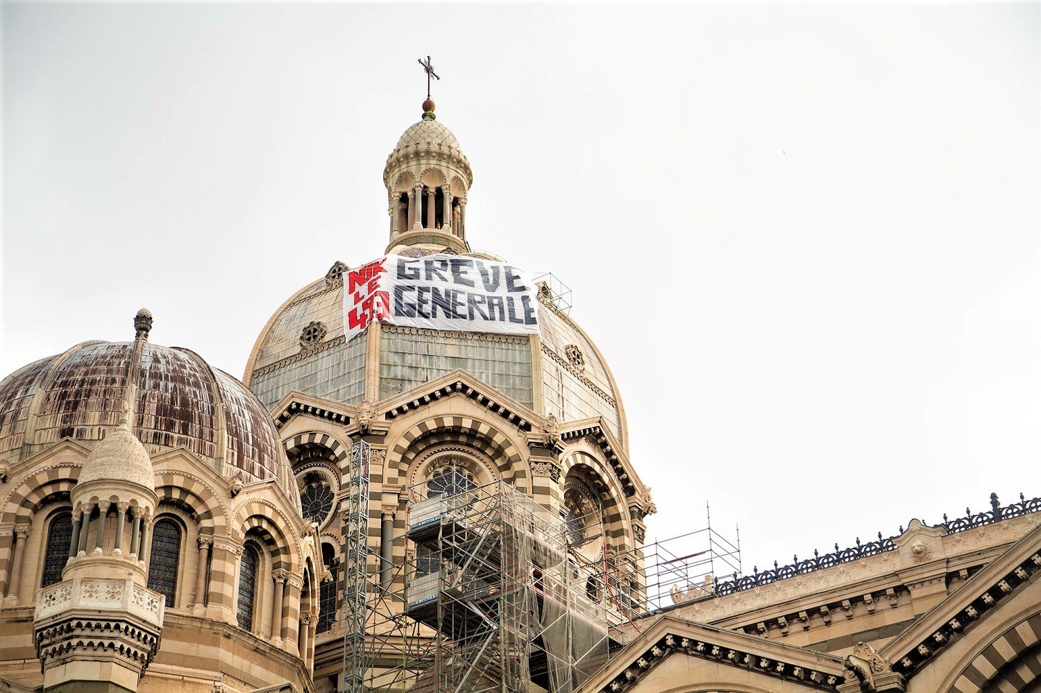 banderole, L&rsquo;image du jour | Une banderole géante sur la Major pour appeler à la « grève générale », Made in Marseille