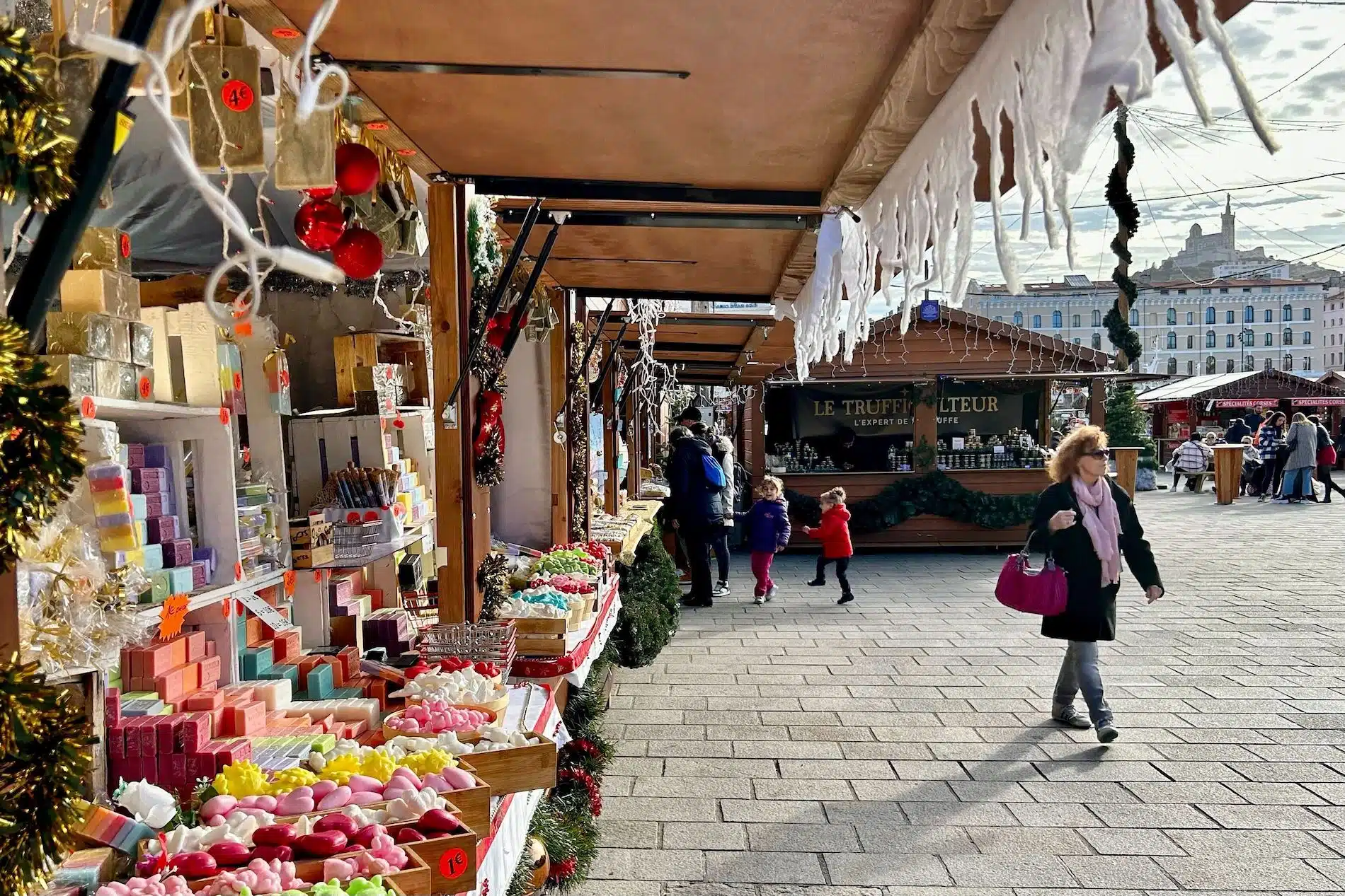 feu artifice marseille, Feu d&rsquo;artifice, spectacle de drones et projections lumineuses sur le Vieux-Port fin décembre, Made in Marseille