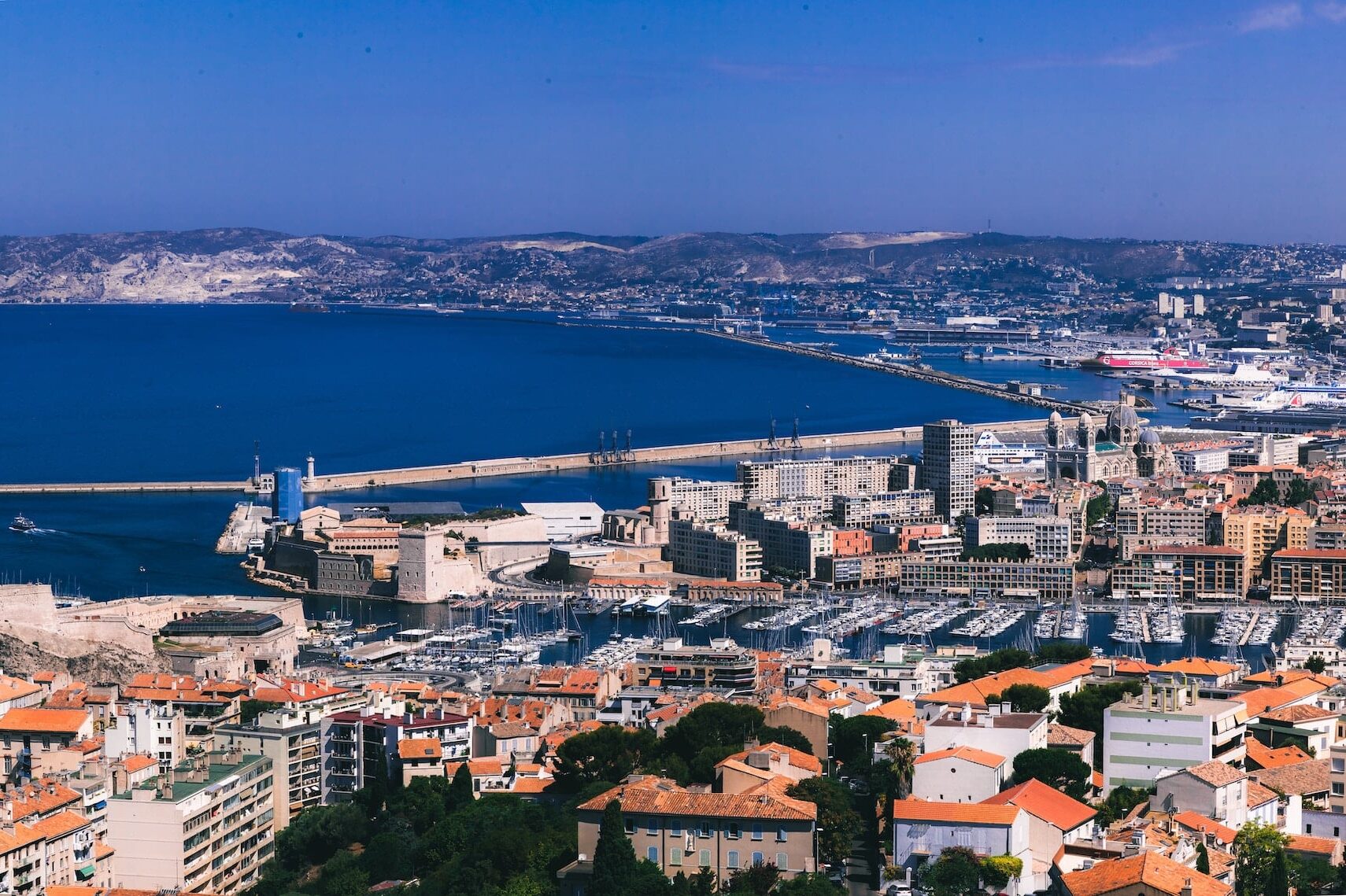 data centers, Marseille veut réguler l&rsquo;implantation des câbles sous-marins et data centers, Made in Marseille