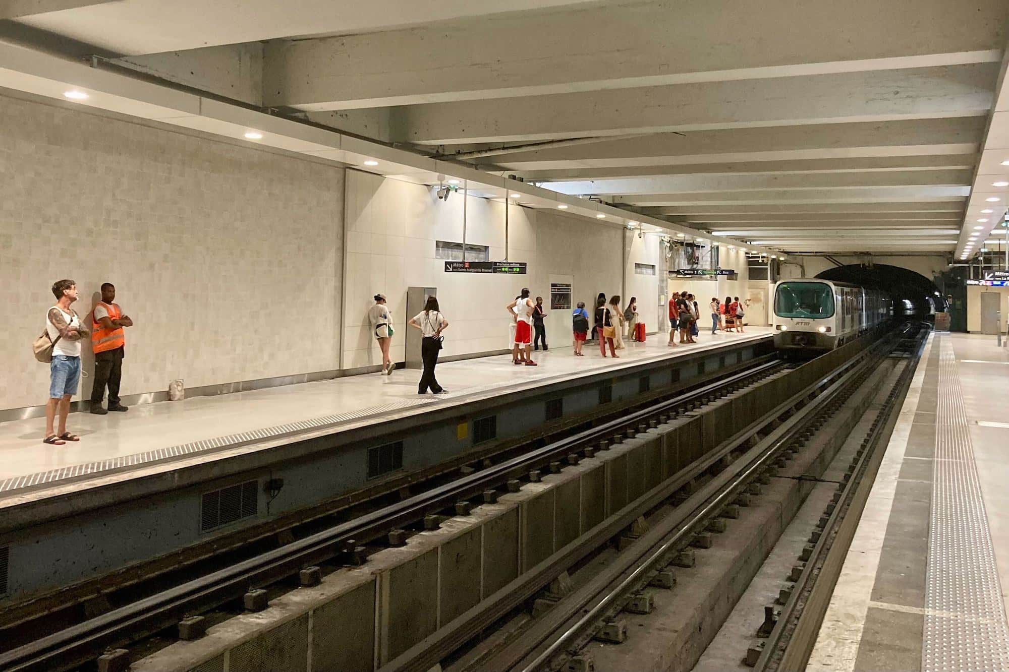 Saint-Charles, En images | Le quai du métro M2 rénové rouvre au public à Saint-Charles, Made in Marseille