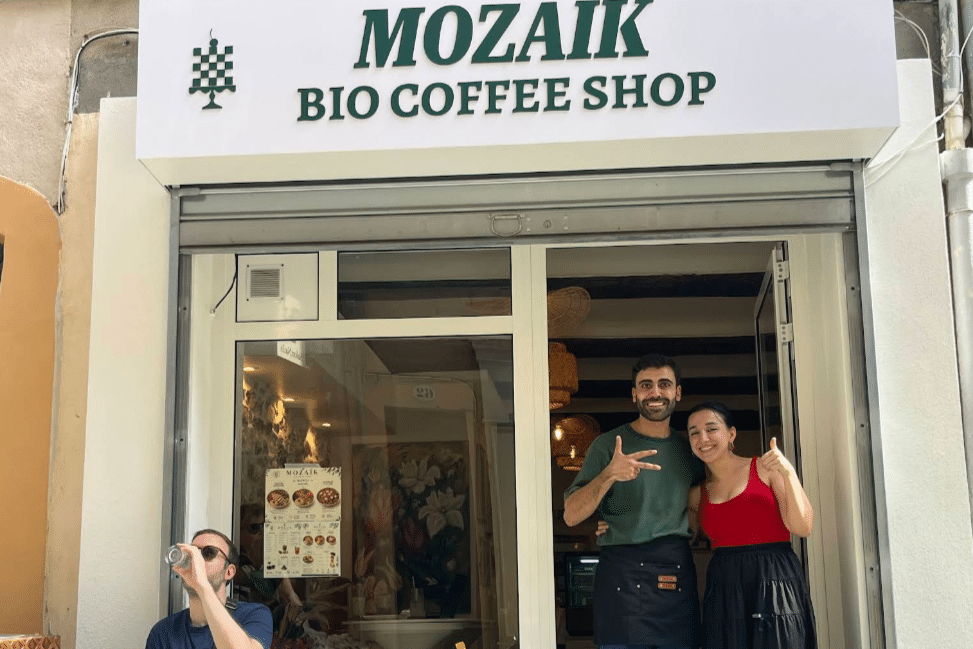 Moza&iuml;k, Vid&eacute;o │ &Agrave; Aix, ce nouveau coffee shop pr&eacute;pare le caf&eacute; turc dans le sable chaud, Made in Marseille