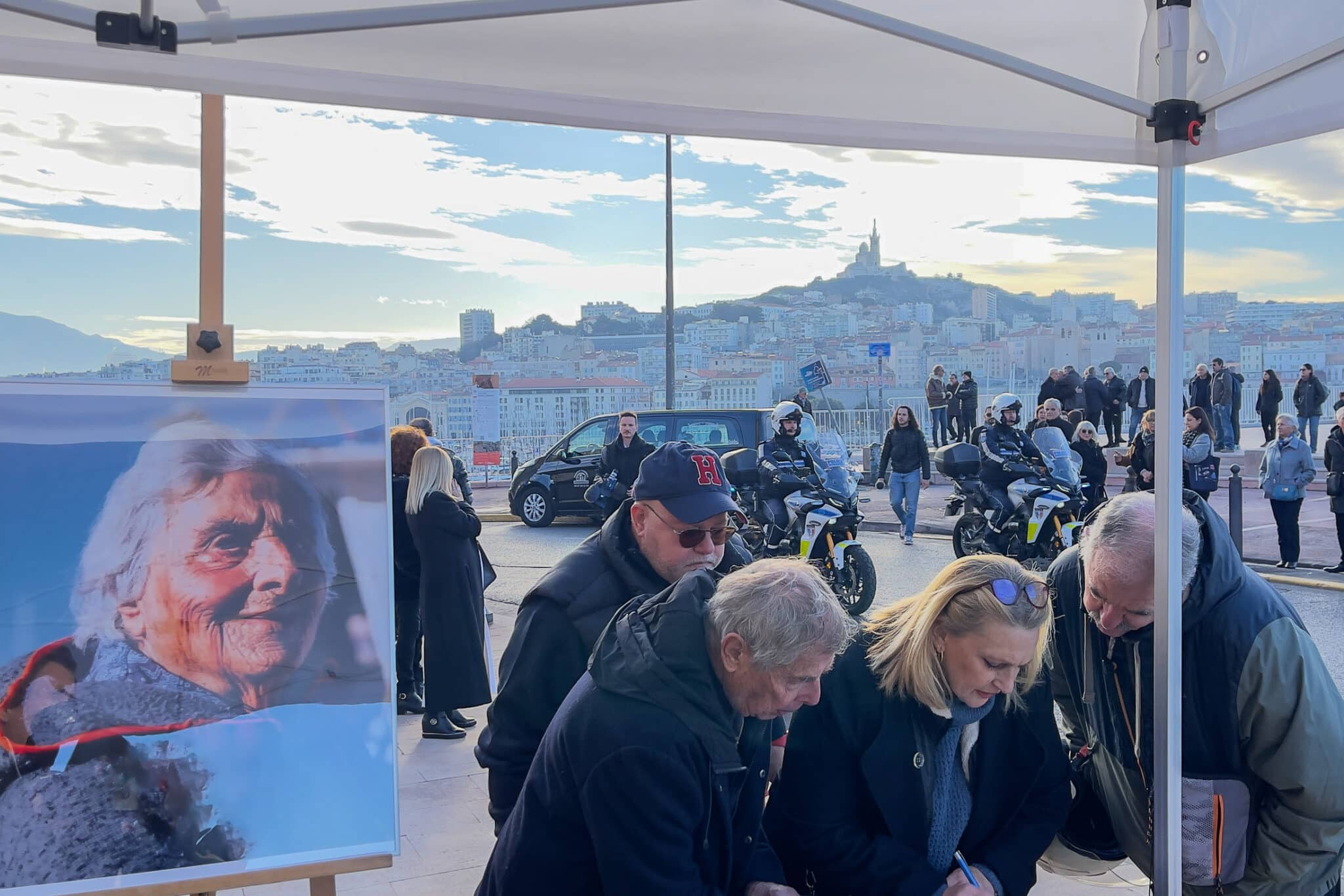 nana, Vidéo | L&rsquo;adieu des Marseillais à Nana, poissonnière légendaire du Vieux-Port, Made in Marseille