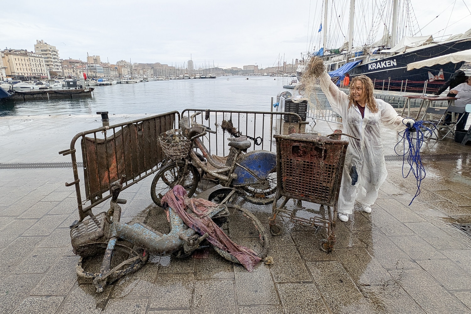 nettoyage du Vieux-Port, Vidéo | Deux tonnes de déchets sorties de l&rsquo;eau pour le nettoyage du Vieux-Port, Made in Marseille