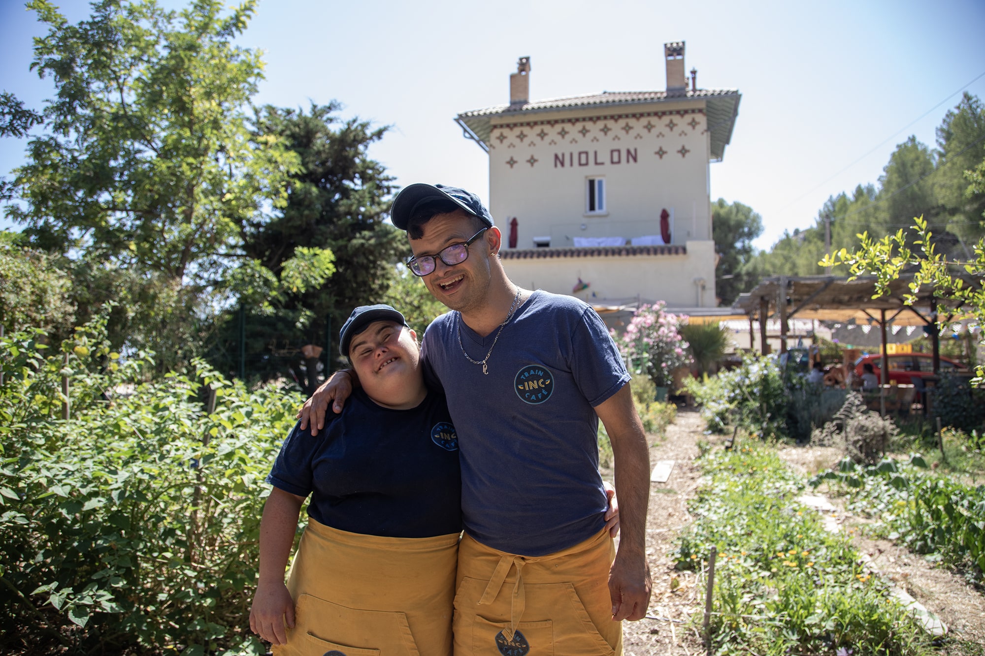 train inc café, Vidéo | La « Gare des Étoiles », un café-restaurant tenu par des jeunes porteurs de trisomie 21 à Niolon, Made in Marseille