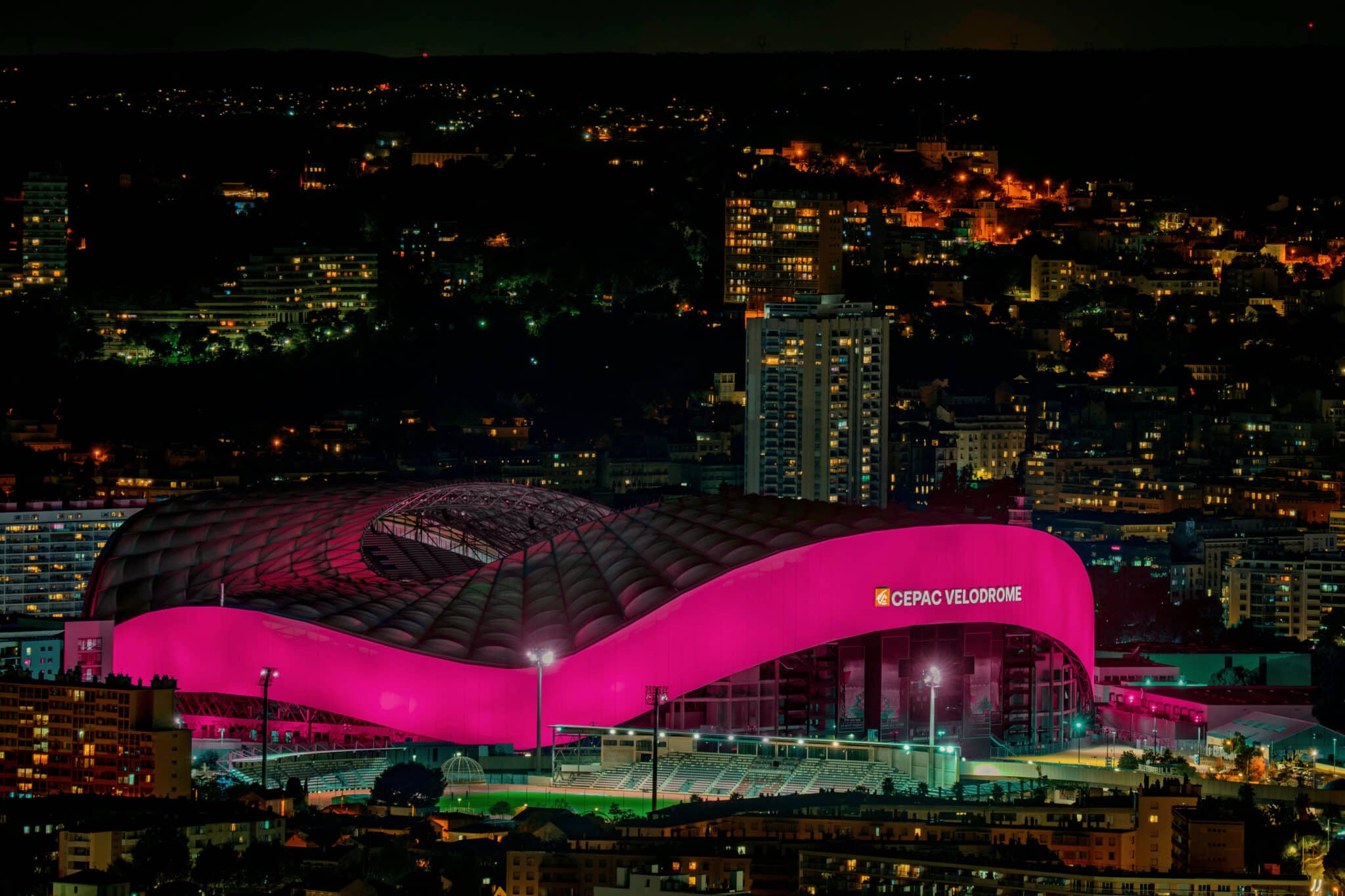 V&eacute;lodrome rose, Le CEPAC V&eacute;lodrome s&rsquo;illumine en rose tous les soirs pour sensibiliser au cancer du sein, Made in Marseille