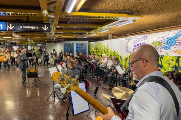 Vidéo | Quand L'Orchestre De La RTM Transforme La Station Castellane En ...