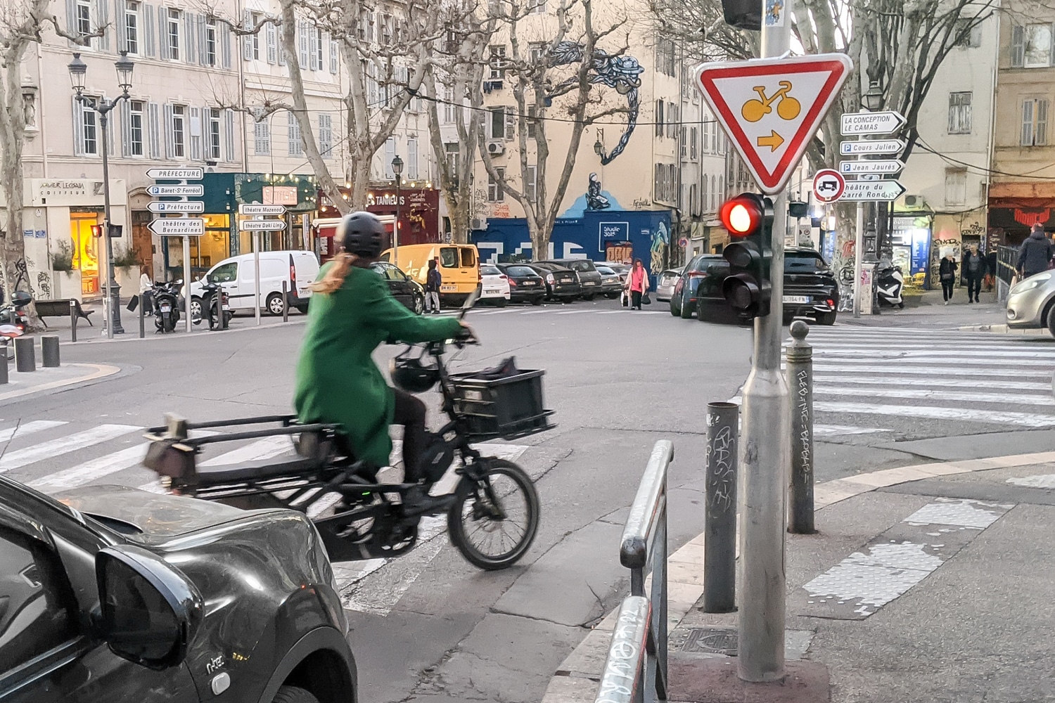 Les vélos peuvent désormais griller des feux rouges légalement à Marseille